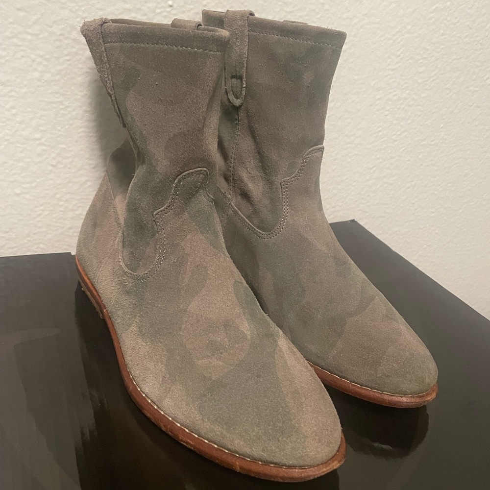 Guess Vero Cuoio Suede Camouflage Bootie Size 7